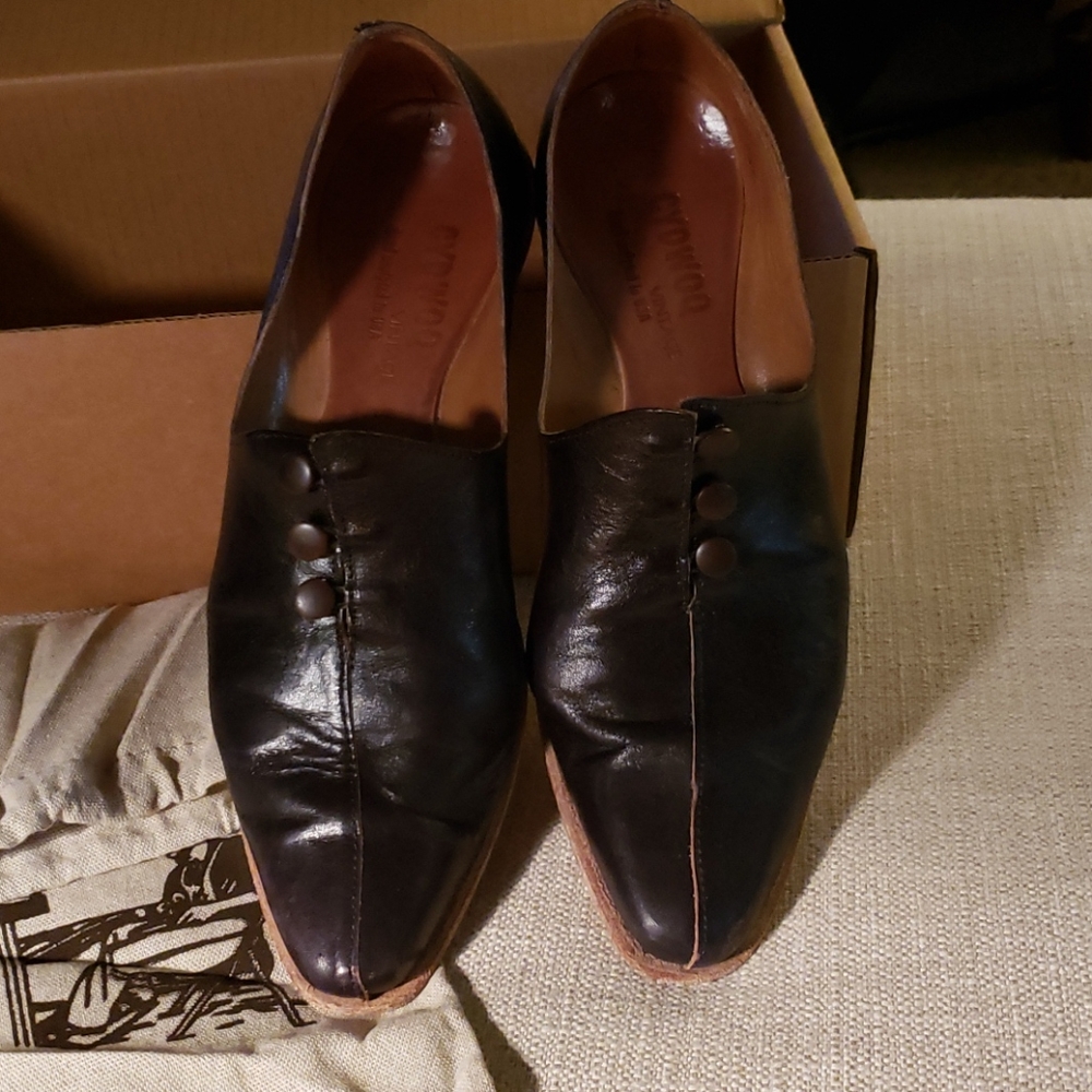100% leather...upper in great condition